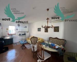 Dom s troma apartmánmi blízko mora v Chorvátsku