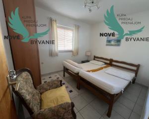 Dom s troma apartmánmi blízko mora v Chorvátsku