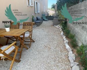 Predaj apartmán so záhradou, blízko pieskovej pláže, Chorvátsko - Pag