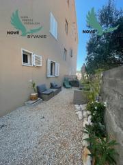 Predaj apartmán so záhradou, blízko pieskovej pláže, Chorvátsko - Pag