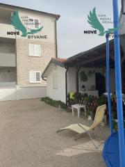 Dom v prvej rade od mora 2x apartmán s výhľadom na more a stavebným pozemkom,Jedinečná ponuka v Chorvátsku