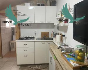 Dom v prvej rade od mora 2x apartmán s výhľadom na more a stavebným pozemkom,Jedinečná ponuka v Chorvátsku