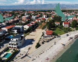 Exkluzívny investičný pozemok na výstavbu apartmánov s výhľadom na more len 90m od mora v Chorvátsku