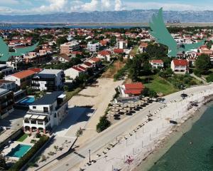 Exkluzívny investičný pozemok na výstavbu apartmánov s výhľadom na more len 90m od mora v Chorvátsku