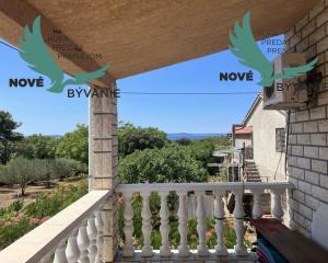 Dom 2x apartmán s výhľadom na more na ostrove Vir v Chorvátsku