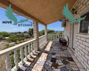 Dom 2x apartmán s výhľadom na more na ostrove Vir v Chorvátsku