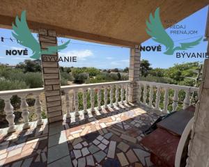 Dom 2x apartmán s výhľadom na more na ostrove Vir v Chorvátsku