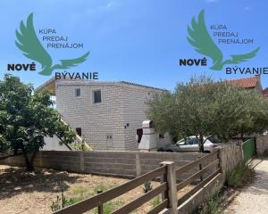 Dom 2x apartmán s výhľadom na more na ostrove Vir v Chorvátsku