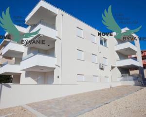 Luxusný apartmán s výhľadom na more len 30m od mora so 4x spálňou v Chorvátsku