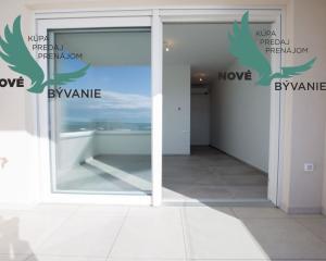 Luxusný apartmán s výhľadom na more len 30m od mora so 4x spálňou v Chorvátsku