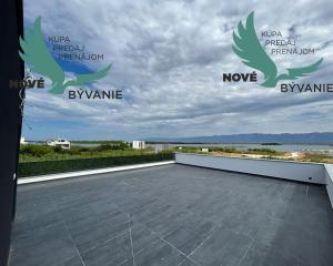 Novostavba apartmánu so strešnou terasou s nerušeným výhľadom na more len 150m od mora v Chorvátsku - Privlaka