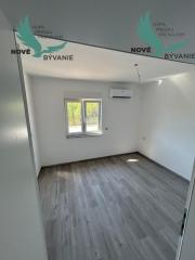 Novostavba apartmánu so strešnou terasou s nerušeným výhľadom na more len 150m od mora v Chorvátsku - Privlaka