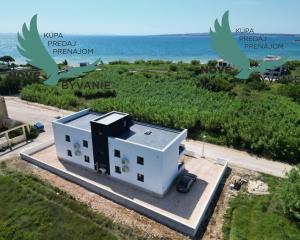 Novostavba apartmánu so strešnou terasou s nerušeným výhľadom na more len 150m od mora v Chorvátsku - Privlaka