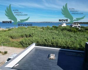 Novostavba apartmánu so strešnou terasou s nerušeným výhľadom na more len 150m od mora v Chorvátsku - Privlaka