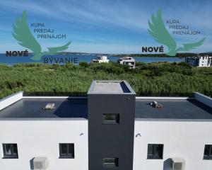 Novostavba apartmánu so strešnou terasou s nerušeným výhľadom na more len 150m od mora v Chorvátsku - Privlaka