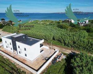 Novostavba apartmánu so strešnou terasou s nerušeným výhľadom na more len 150m od mora v Chorvátsku - Privlaka