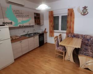 Dom 2x apartmán blízko mora v Chorvátsku na ostrove Vir
