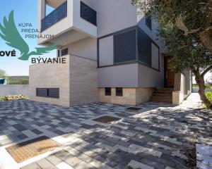 Chorvátsko-  Vila s Bazénom, Výťahom a Strešnou Terasou len 70m od Mora! Sukošan, Chorvátsko