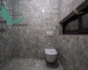 Chorvátsko-  Vila s Bazénom, Výťahom a Strešnou Terasou len 70m od Mora! Sukošan, Chorvátsko