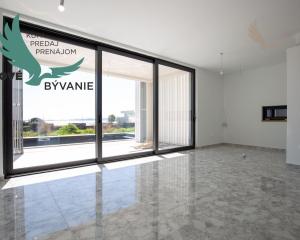 Chorvátsko-  Vila s Bazénom, Výťahom a Strešnou Terasou len 70m od Mora! Sukošan, Chorvátsko