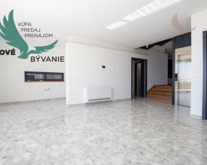 Chorvátsko-  Vila s Bazénom, Výťahom a Strešnou Terasou len 70m od Mora! Sukošan, Chorvátsko