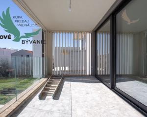Chorvátsko-  Vila s Bazénom, Výťahom a Strešnou Terasou len 70m od Mora! Sukošan, Chorvátsko