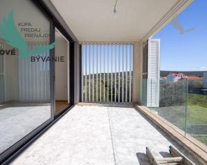 Chorvátsko-  Vila s Bazénom, Výťahom a Strešnou Terasou len 70m od Mora! Sukošan, Chorvátsko