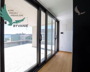 Chorvátsko-  Vila s Bazénom, Výťahom a Strešnou Terasou len 70m od Mora! Sukošan, Chorvátsko