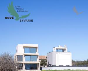 Chorvátsko-  Vila s Bazénom, Výťahom a Strešnou Terasou len 70m od Mora! Sukošan, Chorvátsko