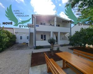 Exkluzívne dom 3x apartmán len 300m od mora v Chorvátsku