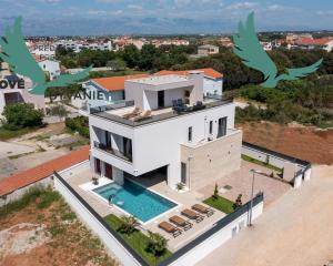 Exkluzívne na predaj vila s bazénom v Chorvátsku na lukratívnom mieste v Zatone