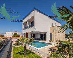 Exkluzívne na predaj vila s bazénom v Chorvátsku na lukratívnom mieste v Zatone