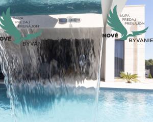 Exkluzívne na predaj vila s bazénom v Chorvátsku na lukratívnom mieste v Zatone