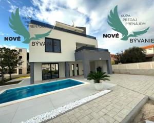 Luxusná novostavba vila s bazénom blízko mora a výhľadom na more v Chorvátsku na ostrove