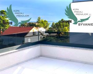 Luxusná novostavba vila s bazénom blízko mora a výhľadom na more v Chorvátsku na ostrove