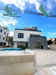 Luxusná novostavba vila s bazénom blízko mora a výhľadom na more v Chorvátsku na ostrove