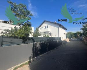 Dom s bazénom a garážou len 70m od mora v Chorvátsku na ostrove Vir - Prezida