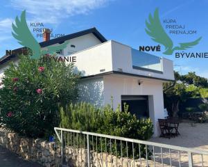 Dom s bazénom a garážou len 70m od mora v Chorvátsku na ostrove Vir - Prezida