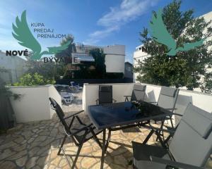 Dom s bazénom a garážou len 70m od mora v Chorvátsku na ostrove Vir - Prezida