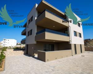 Na predaj novostavba apartmánu s výhľadom na more v Chorvátsku - Pag - Novalja