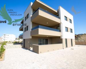 Novostavba apartmánu so záhradou blízko mora v Chorvátsku-Novalja-Pag