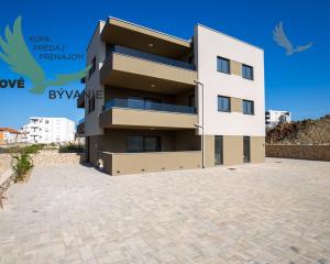 Novostavba apartmánu so záhradou blízko mora v Chorvátsku-Novalja-Pag