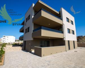 Novostavba apartmánu so záhradou blízko mora v Chorvátsku-Novalja-Pag