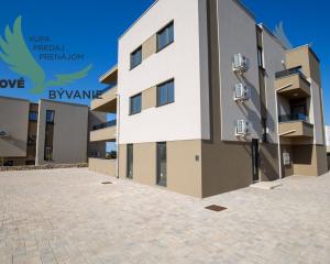 Novostavba apartmánu so záhradou blízko mora v Chorvátsku-Novalja-Pag