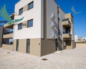 Novostavba apartmánu so záhradou blízko mora v Chorvátsku-Novalja-Pag