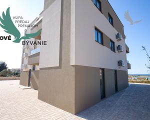 Novostavba apartmánu so záhradou blízko mora v Chorvátsku-Novalja-Pag