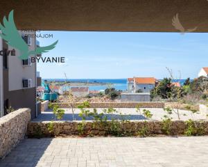 Novostavba apartmánu so záhradou blízko mora v Chorvátsku-Novalja-Pag