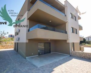 Novostavba apartmánu so záhradou blízko mora v Chorvátsku-Novalja-Pag