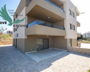 Novostavba apartmánu so záhradou blízko mora v Chorvátsku-Novalja-Pag