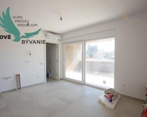 Novostavba apartmánu so záhradou blízko mora v Chorvátsku-Novalja-Pag